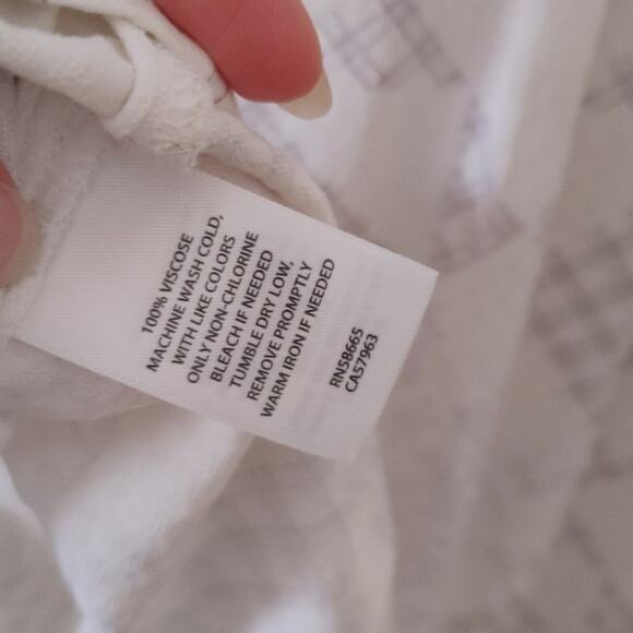 Treasure & Bond Top Blouse V-Neck Geometric Viscose White Gray Large - Picture 4 of 4